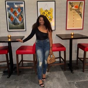 Meet your Posher, Aariqua